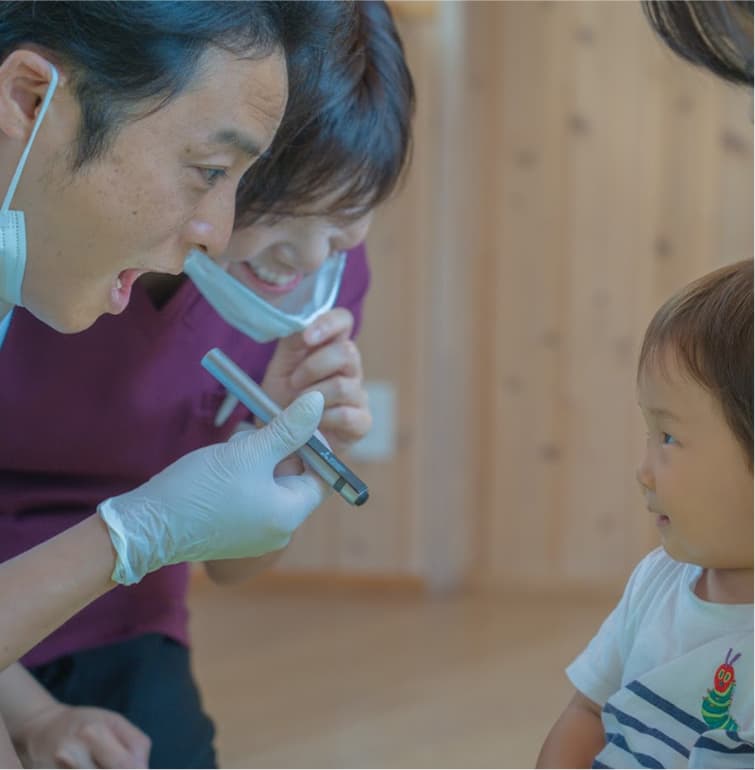 歯科医院でこどもを診療する様子
